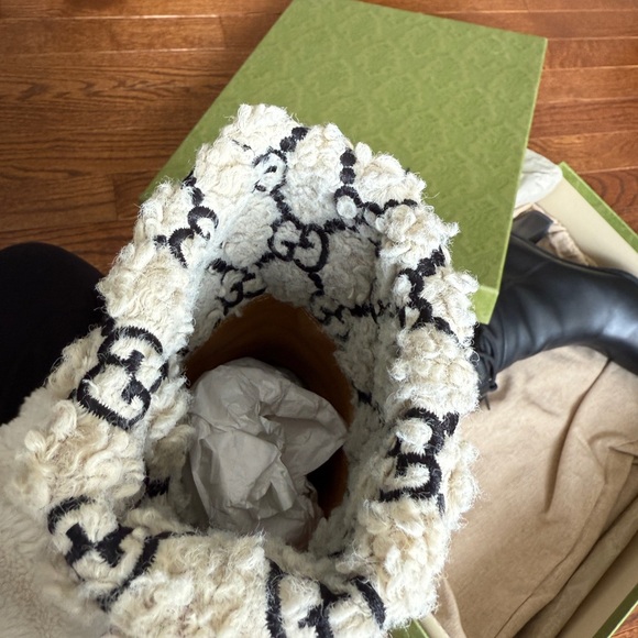 Authentic Gucci Black Leather Boots with Cream Monogram Cuff - Picture 3 of 4